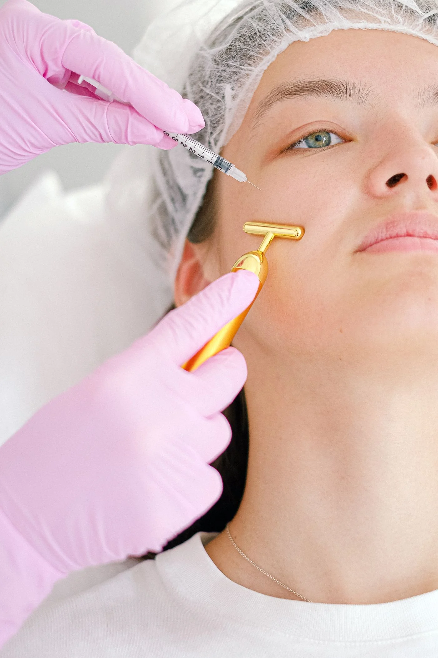 Procedimento facial realizado em ambiente clínico